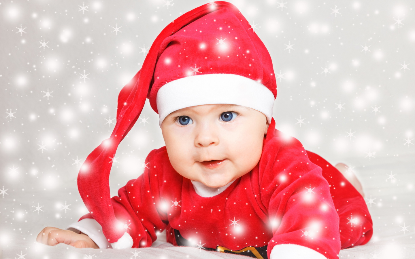 Милый голубоглазый ребенок в красном новогоднем костюме
