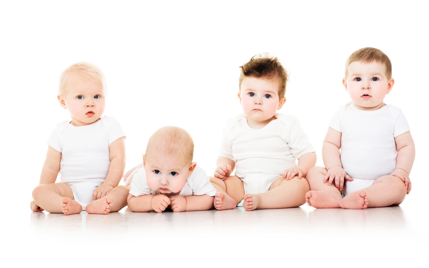 Четыре маленьких мальчика на белом фоне