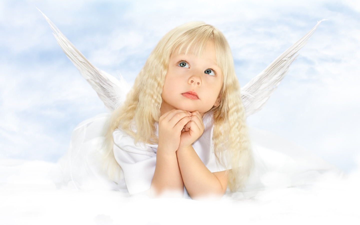 Маленькая девочка блондинка с крыльями ангела