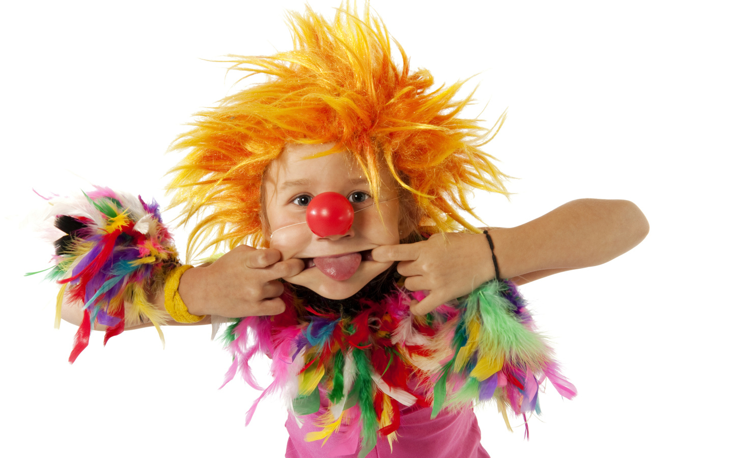 Маленький мальчик в костюме клоуна на белом фоне