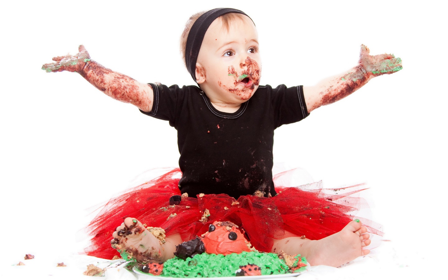 Маленькая смешная девочка в торте на белом фоне