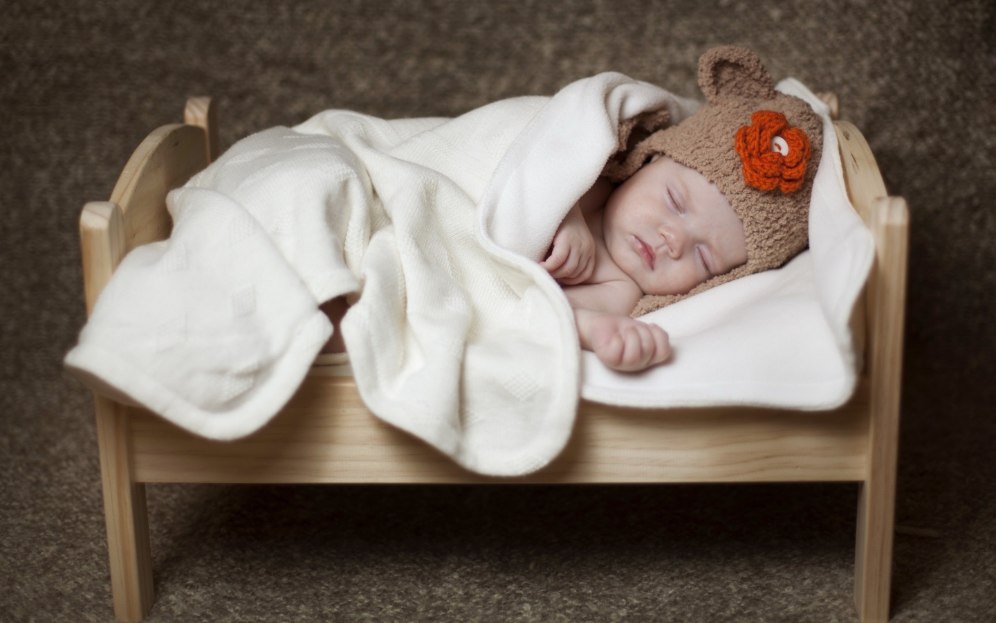 Грудной ребенок спит в маленькой кроватке