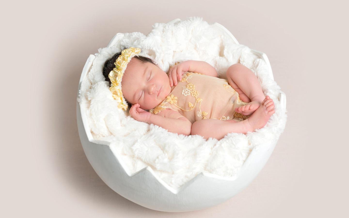 Младенец спит с мягкой белой скорлупе