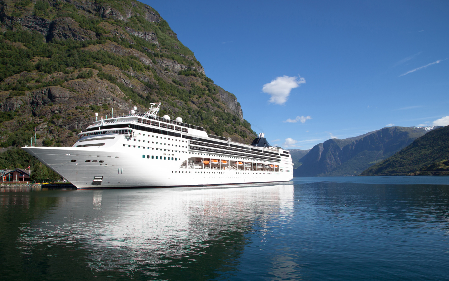 Большой круизный лайнер в заливе