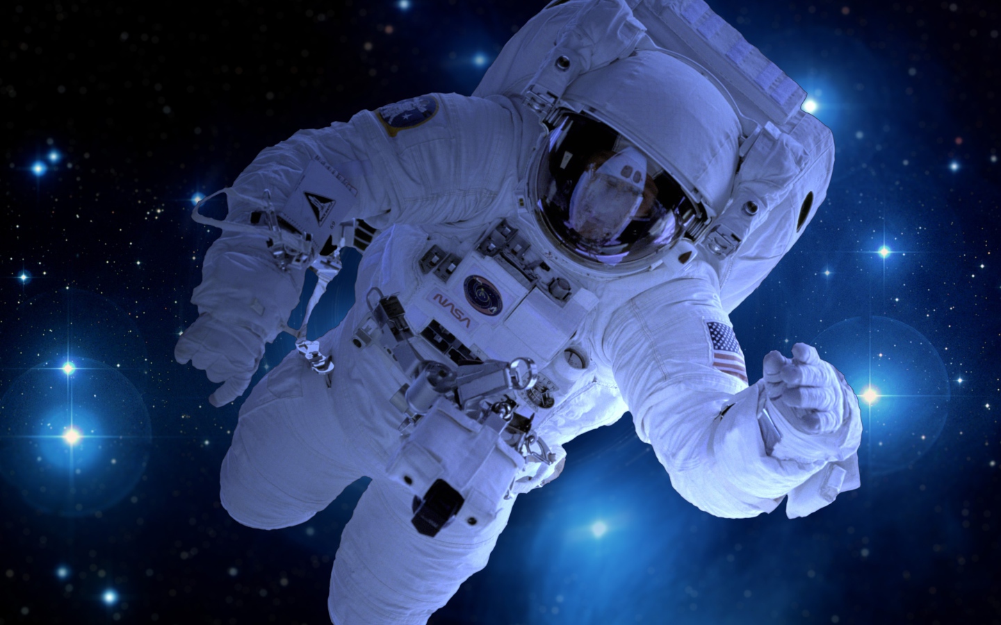 Астронавт в открытом космосе среди звезд