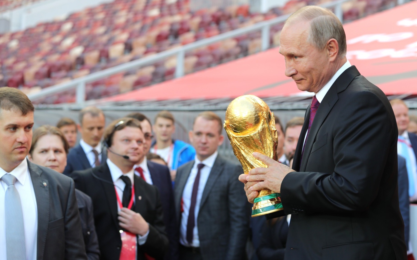 Президент России с кубком чемпионата мира по футболу 2018