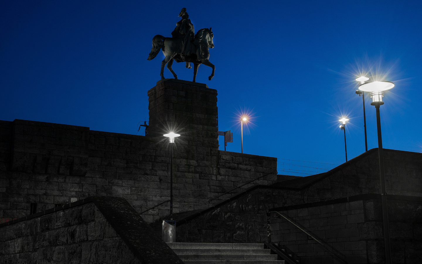 Памятник германского императора Вильгельма I в свете ночных фонарей, Кёльн. Германия