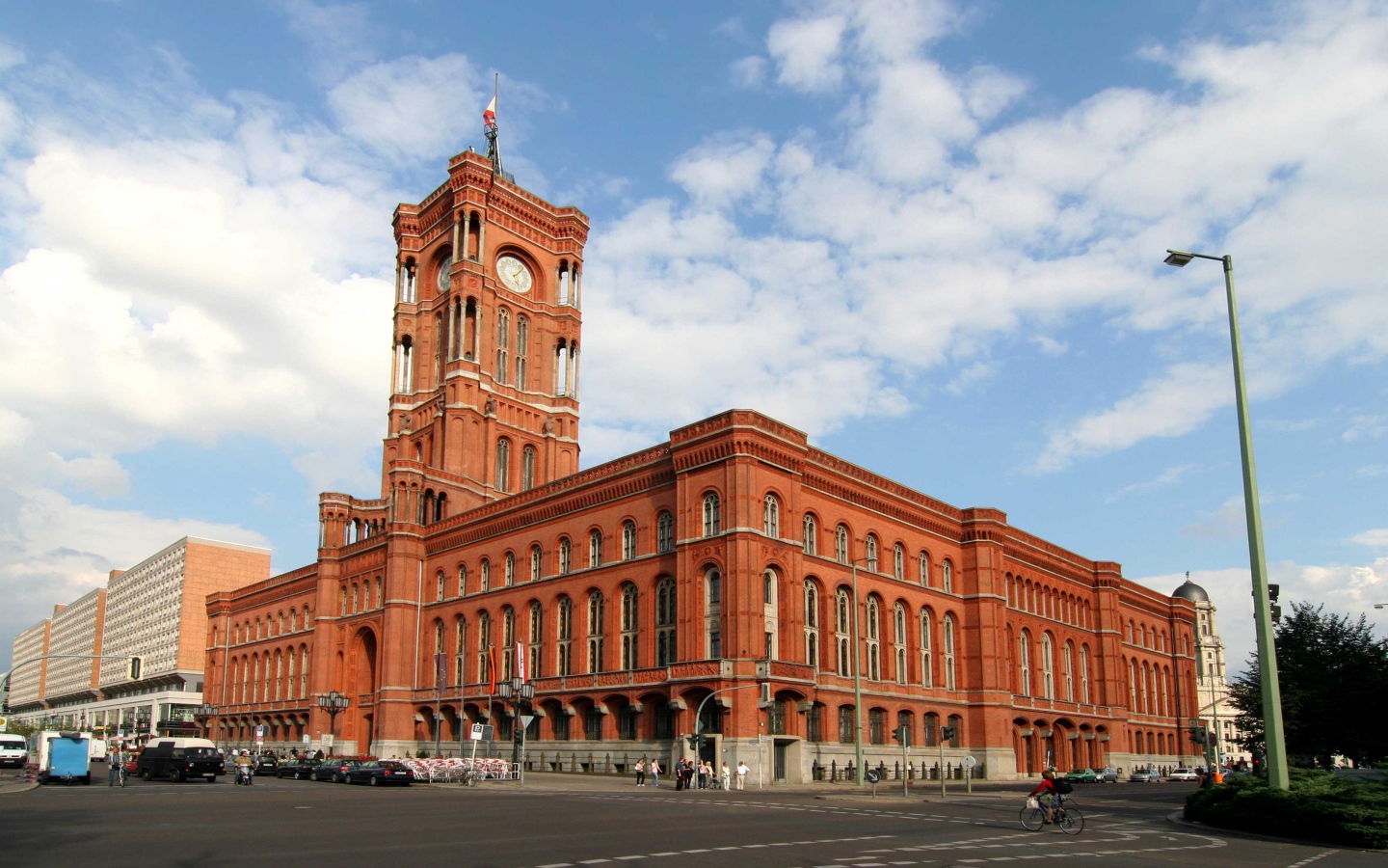 Красная ратуша под красивым голубым небом, Берлин. Германия