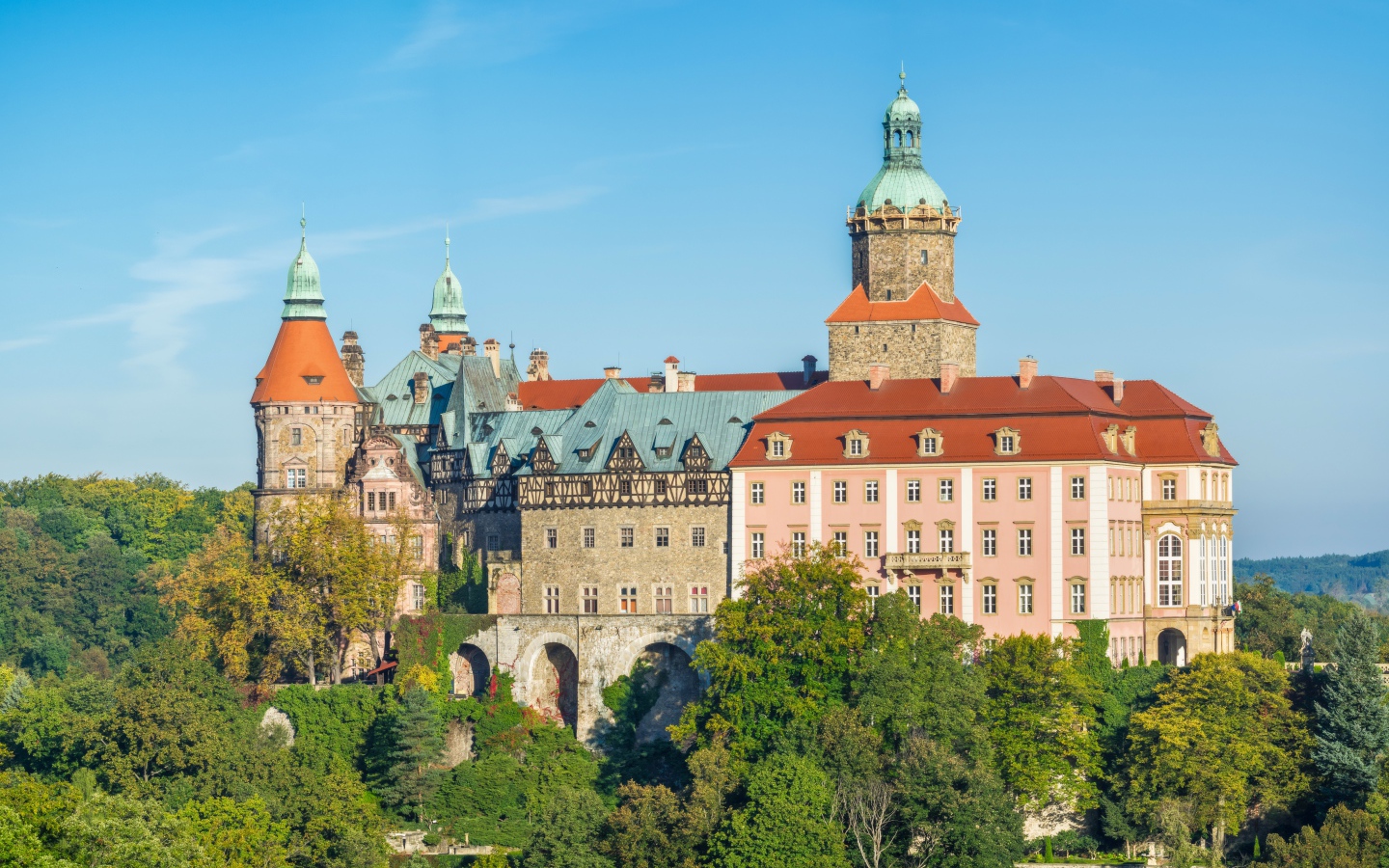 Вид на замок Ксёнз под голубым небом, Польша