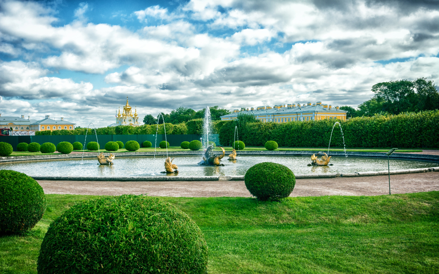 Красивый фонтан в парке Петергоф, Санкт-Петербург