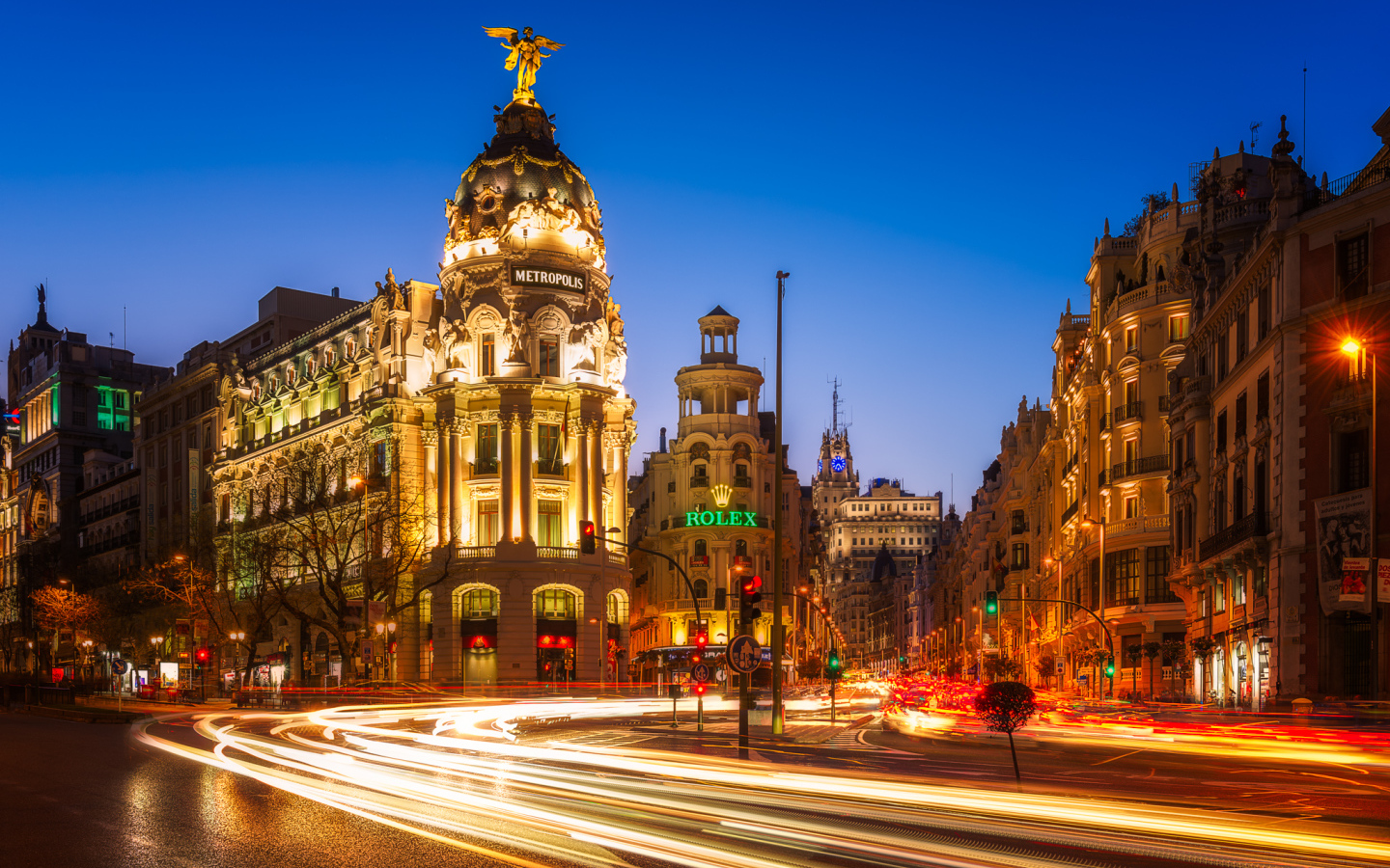 Дома на вечерней улице в городе Мадрид, Испания