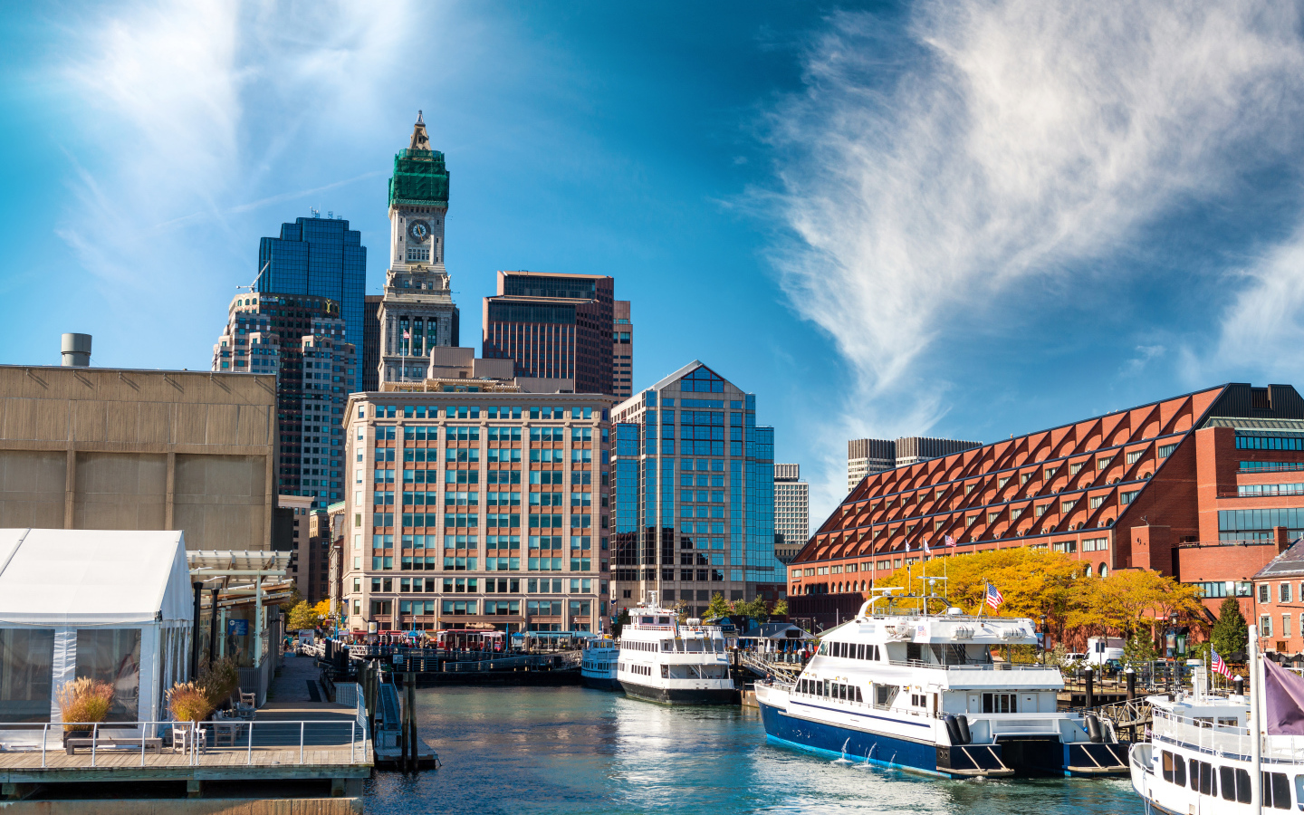 Речные суда у причала на фоне небоскребов города Бостон. США