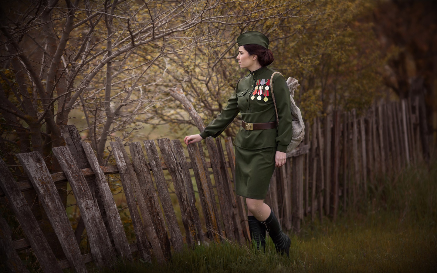 Девушка в гимнастерке с наградами возвращается домой с войны