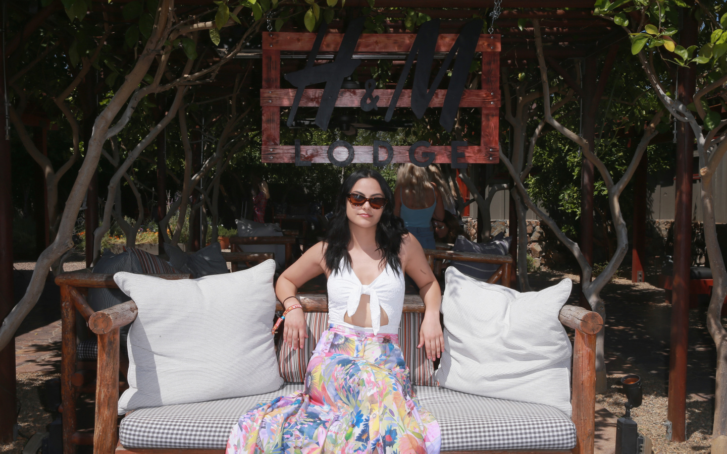 Актриса Камила Мендес сидит на диване в подушками