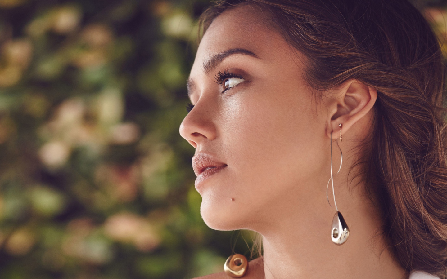 Актриса Джессика Альба с красивыми серьгами