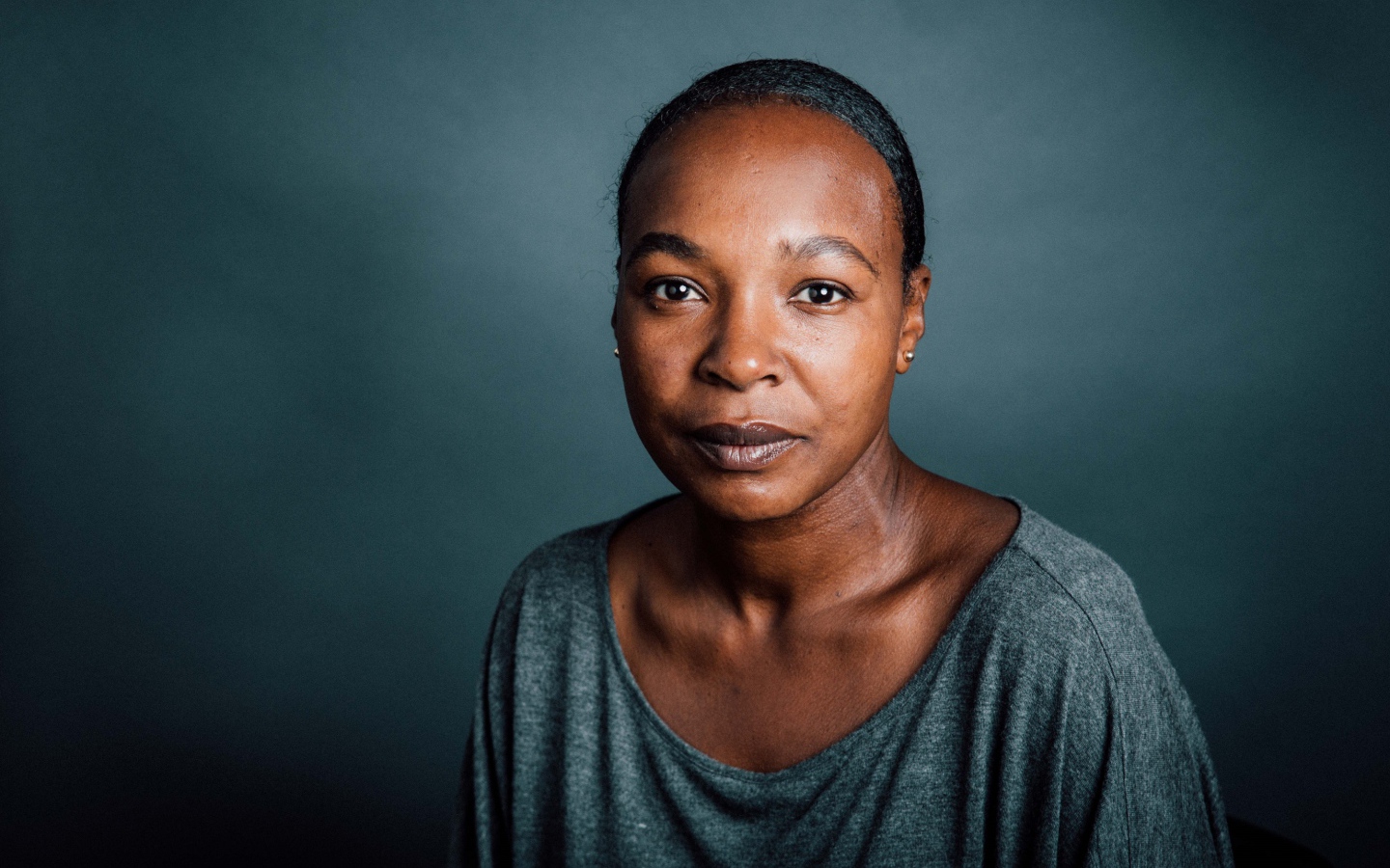 Актриса Надин Маршалл на сером фоне