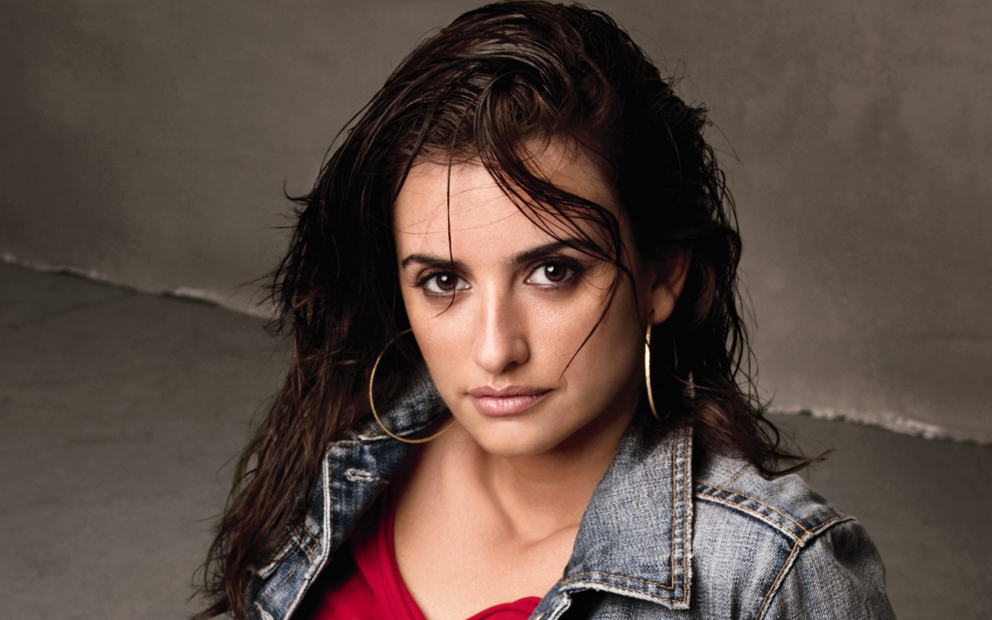 Актриса Пенелопа Крус в джинсовой куртке