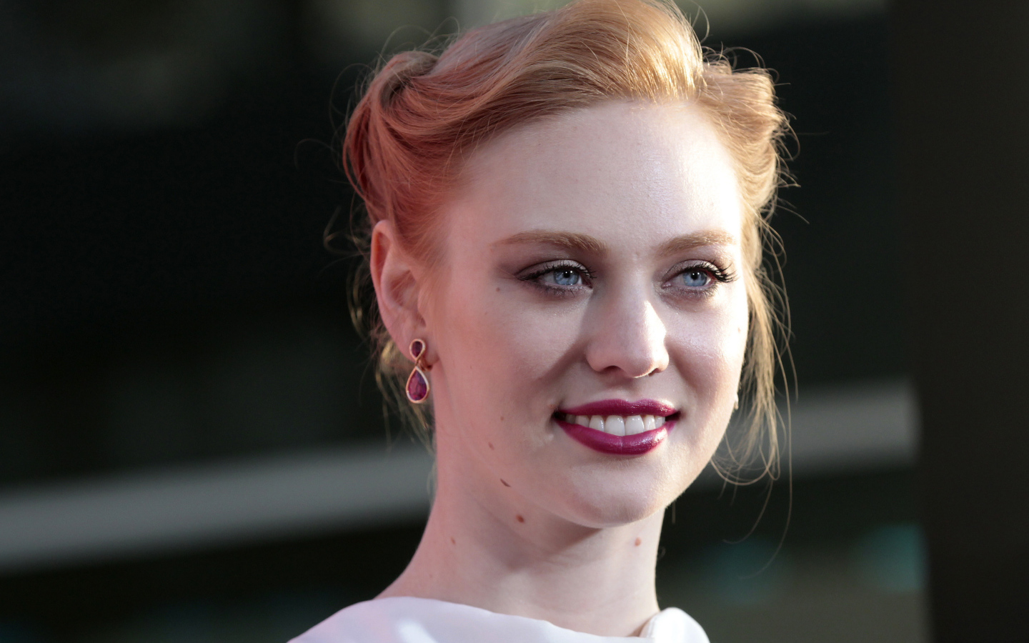 Американская актриса Дебора Энн Уолл с очаровательной улыбкой