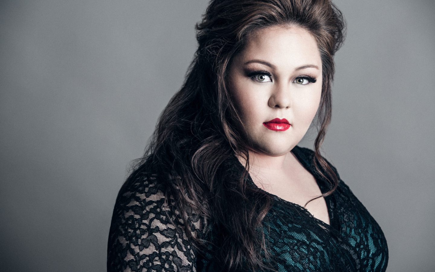 Американская актриса Джолин Парди фото на сером фоне