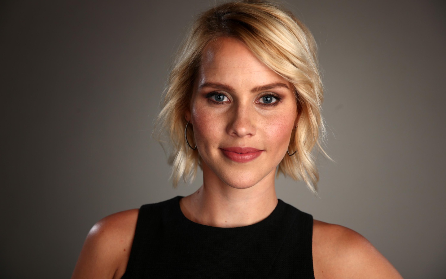 Австралийская актриса Клэр Холт на сером фоне