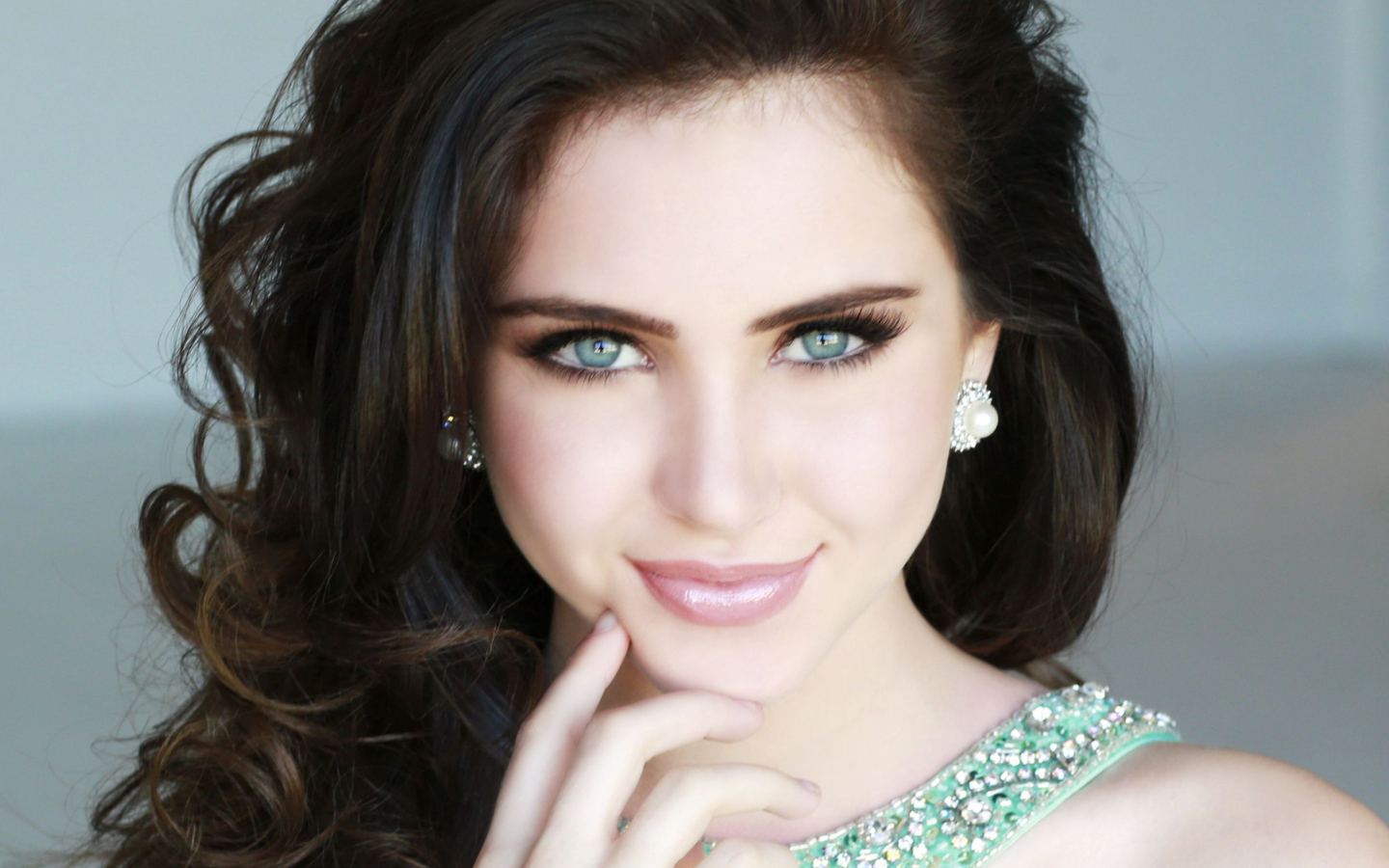 Красивая американская актриса Райан Ньюман