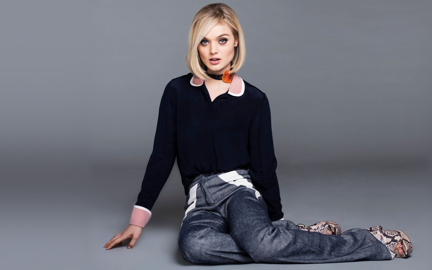 Красивая актриса Белла Хиткот на сером фоне