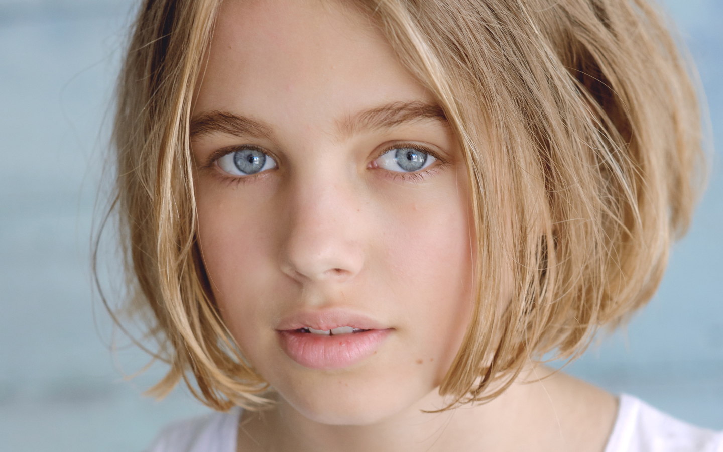 Красивая голубоглазая девушка, австралийская актриса Тиган Крофт