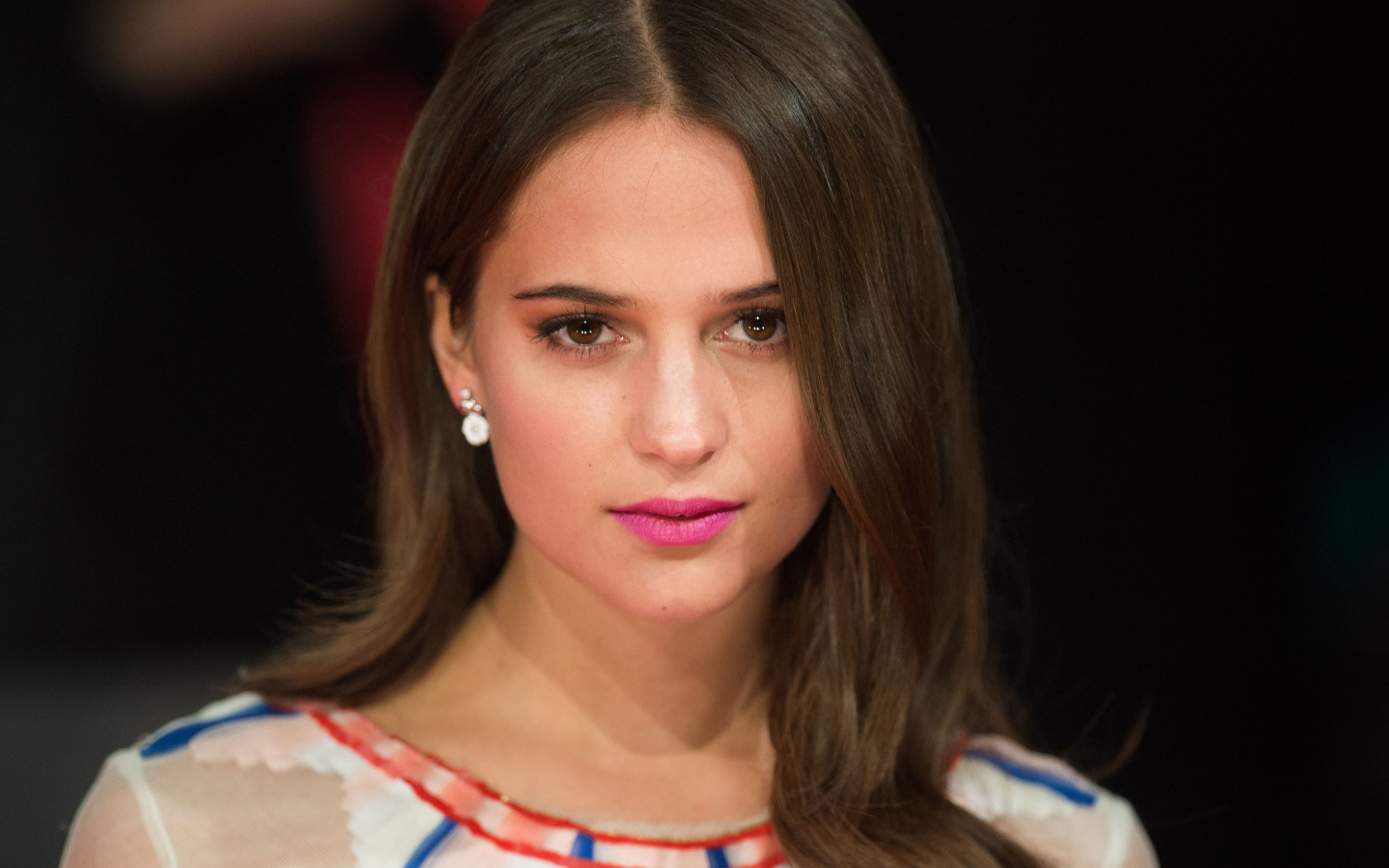 Красивая кареглазая девушка, актриса Алисия Викандер