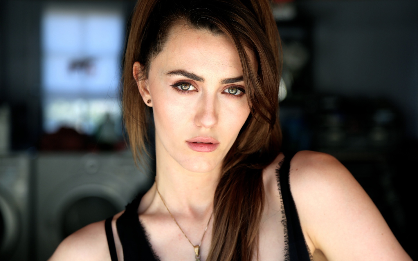 Красивая брюнетка актриса Мэйделин Зима