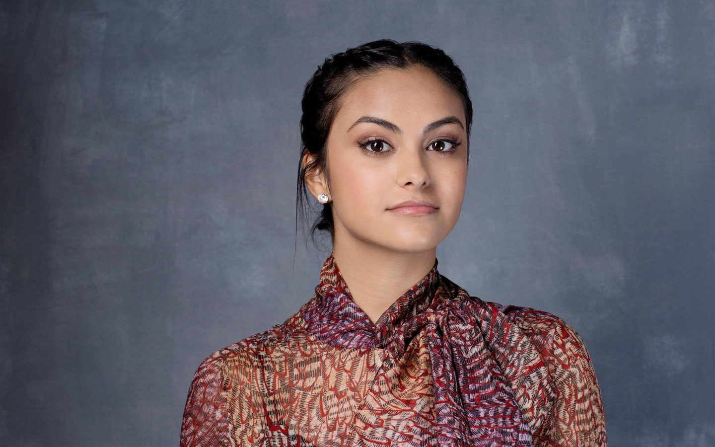 Красивая девушка, актриса Камила Мендес на сером фоне