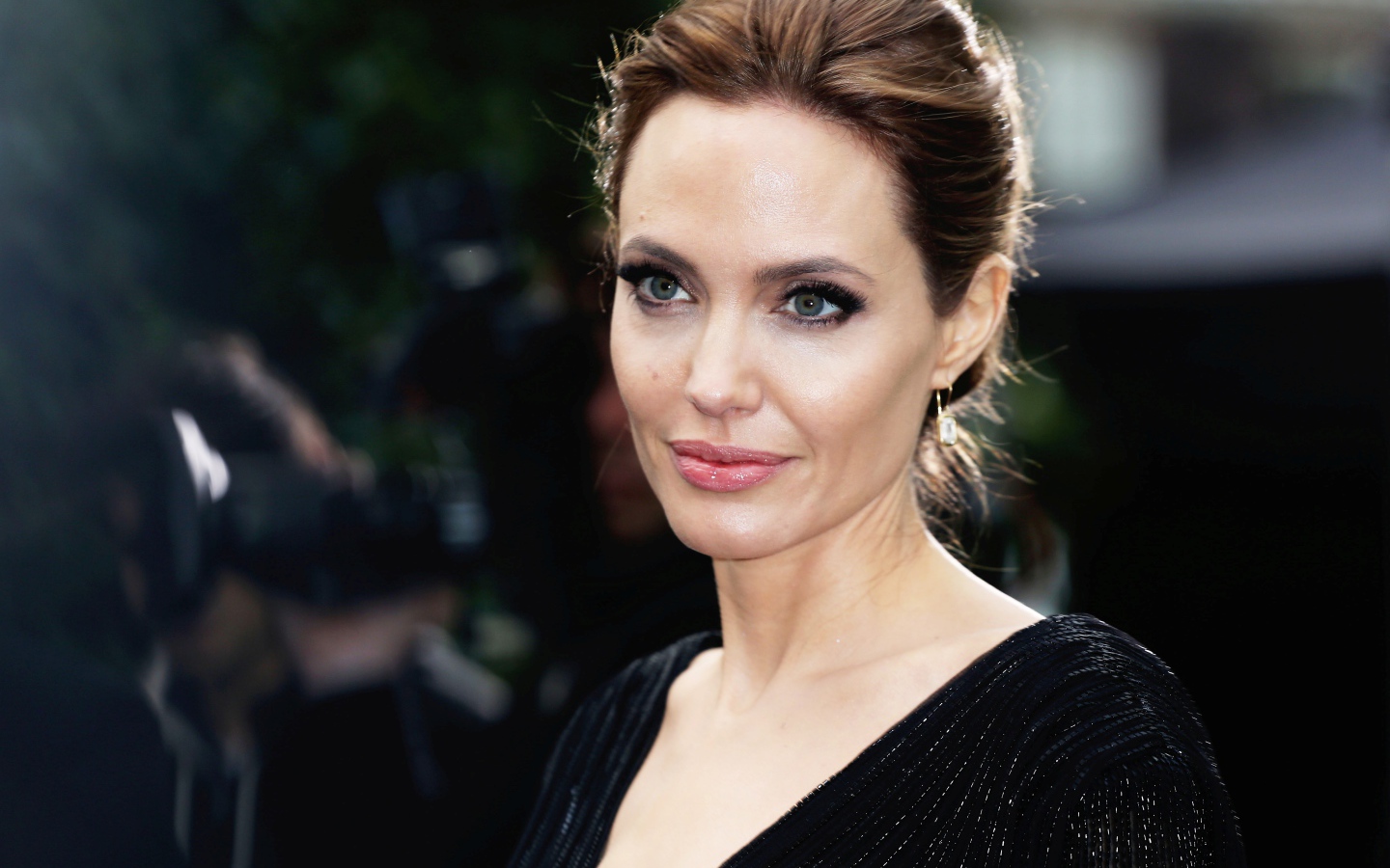 Красивая популярная актриса Анджелина Джоли в черном платье