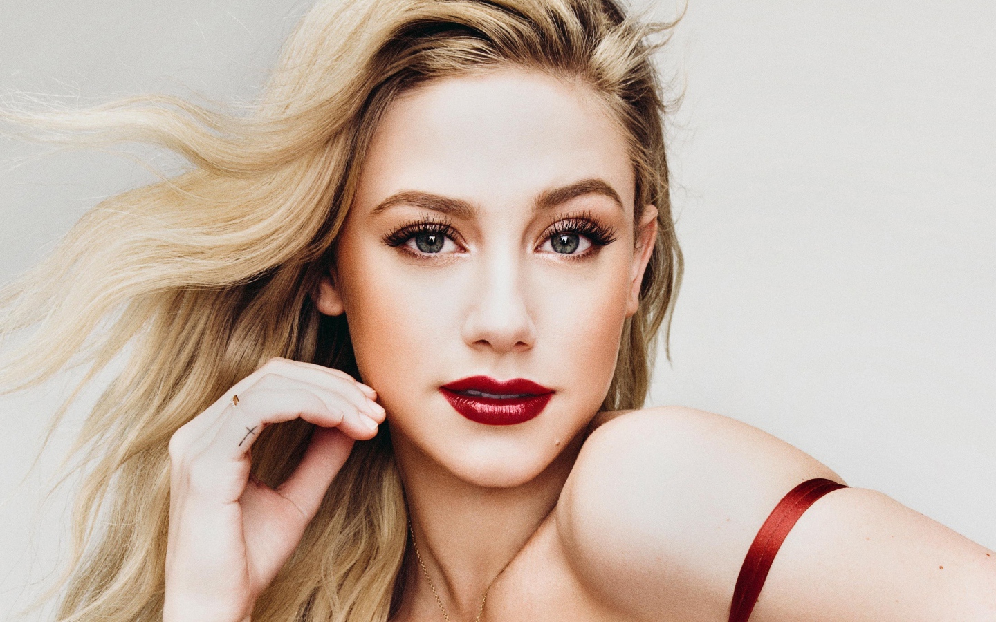 Яркая блондинка, актриса Лили Рейнхарт