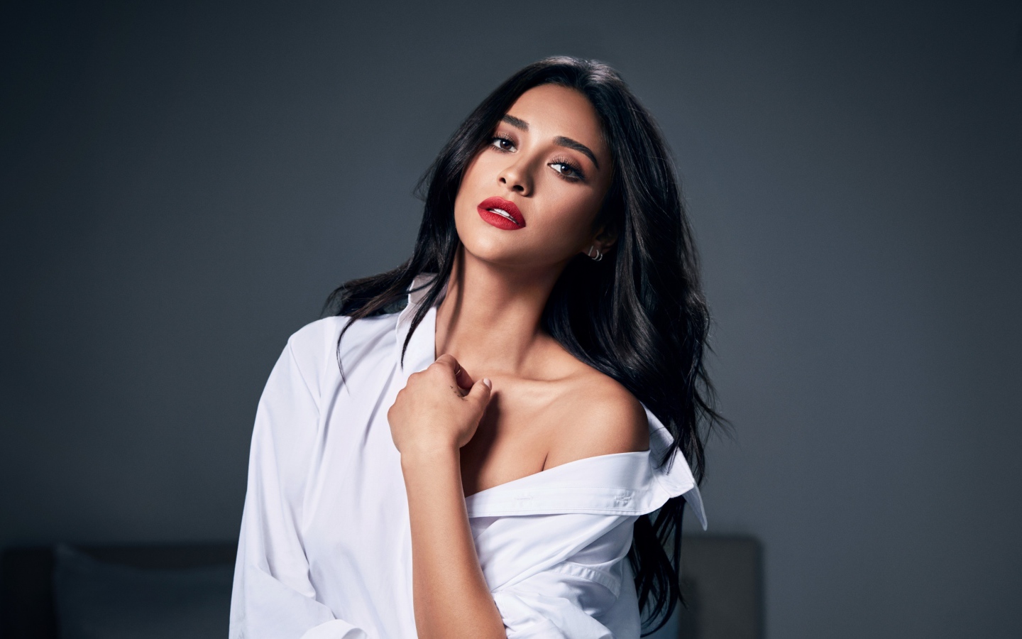 Канадская актриса Шей Митчелл на сером фоне