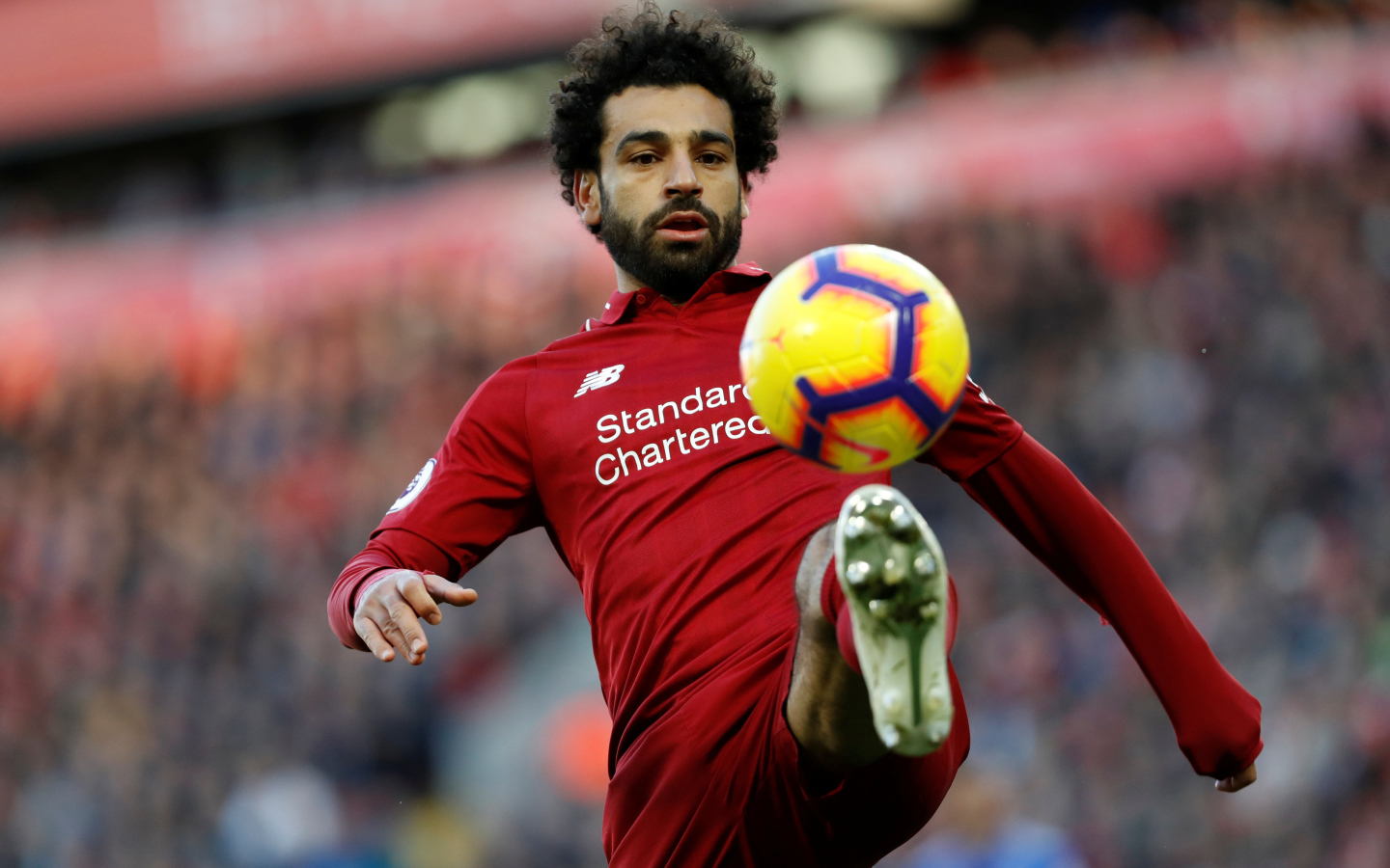 Египетский футболист Мохаммед Салах отбивает мяч