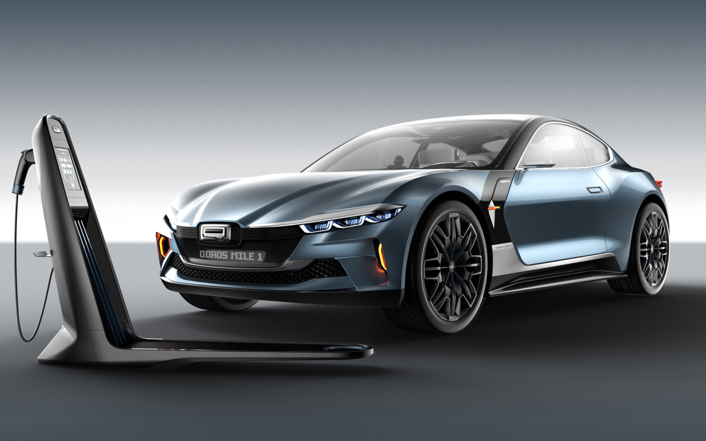 Электромобиль Qoros Mile 1 2018 на заправке