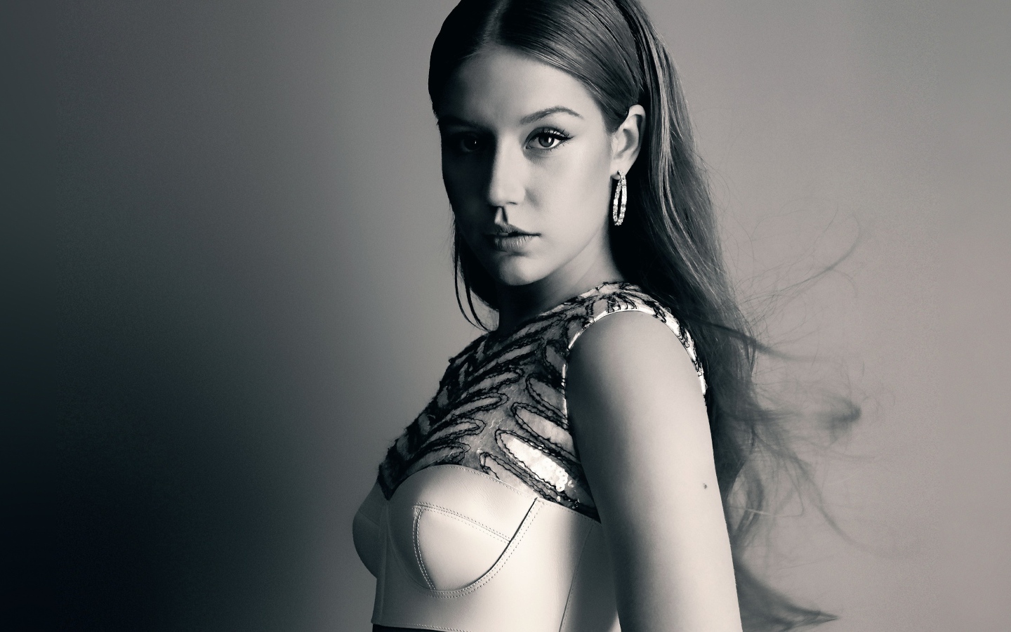 Французская актриса Адель Экзаркопулос на сером фоне 