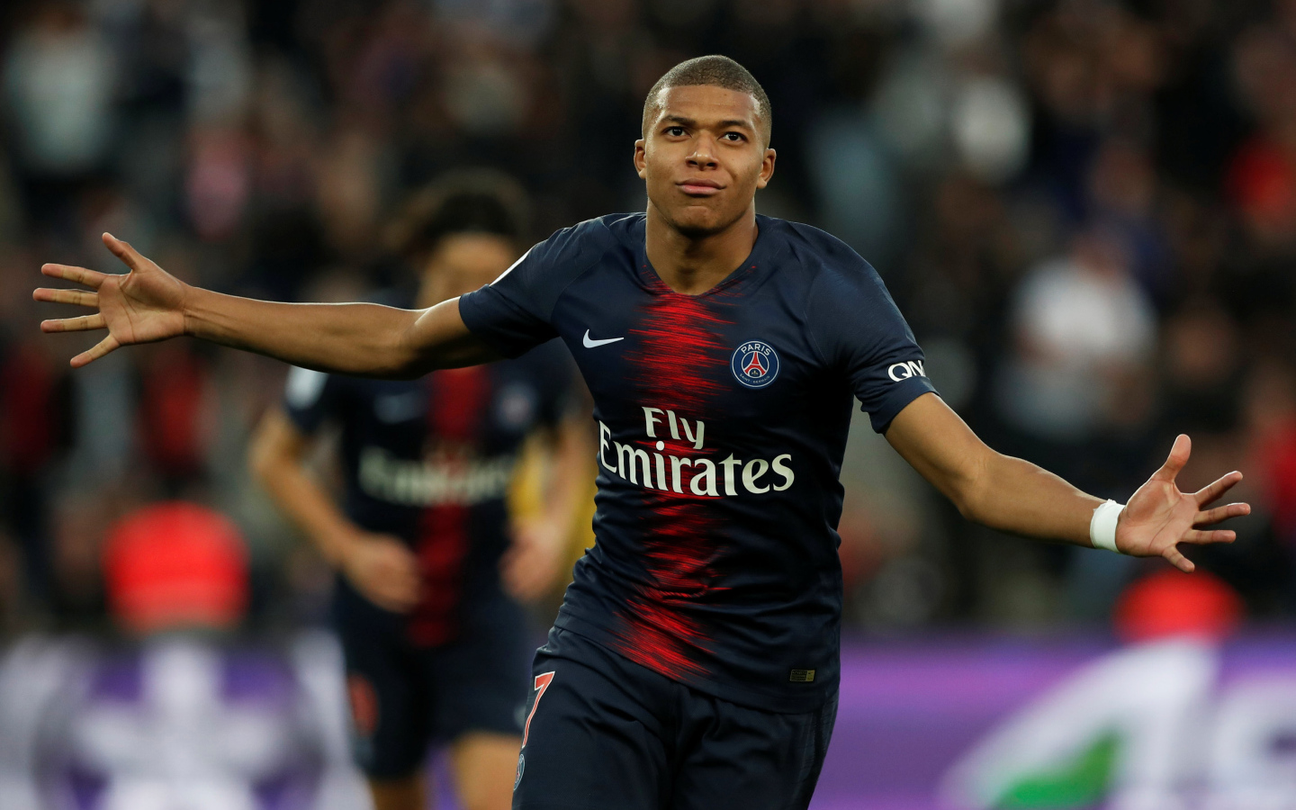 Французский футболист Килиан Мбаппе бежит по полю