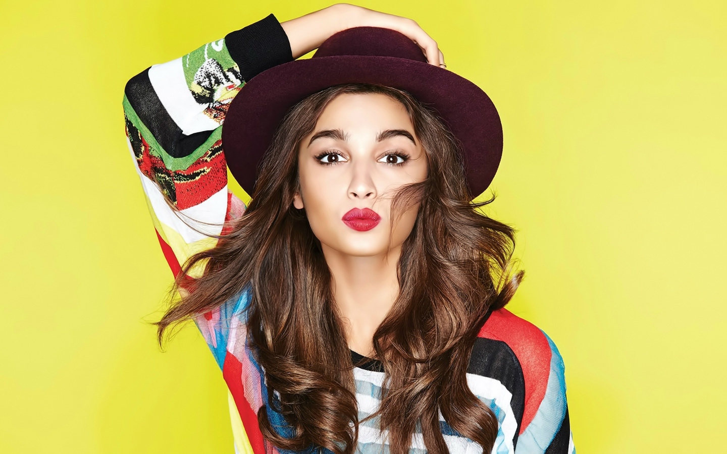 Индийская актриса Алиа Бхатт на желтом фоне