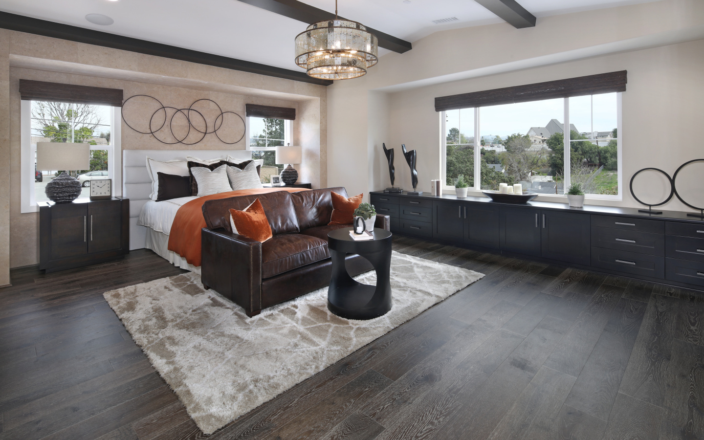 Большая спальная комната с кожаным диваном