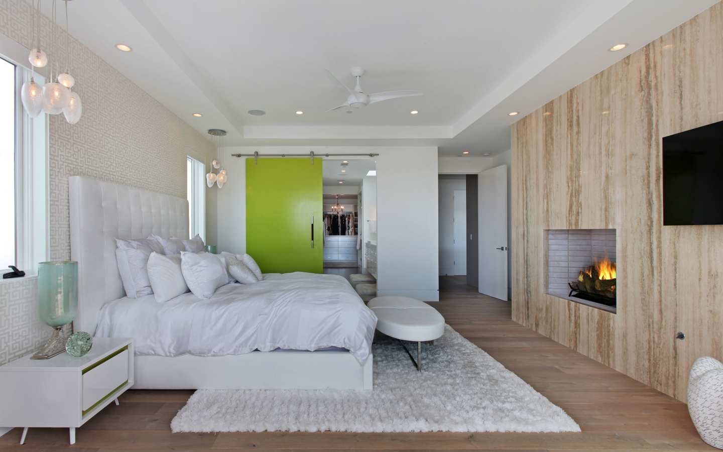 Большая светлая спальная комната с камином