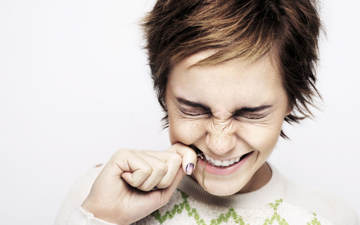 Смеющаяся актриса Эмма Уотсон с короткой стрижкой