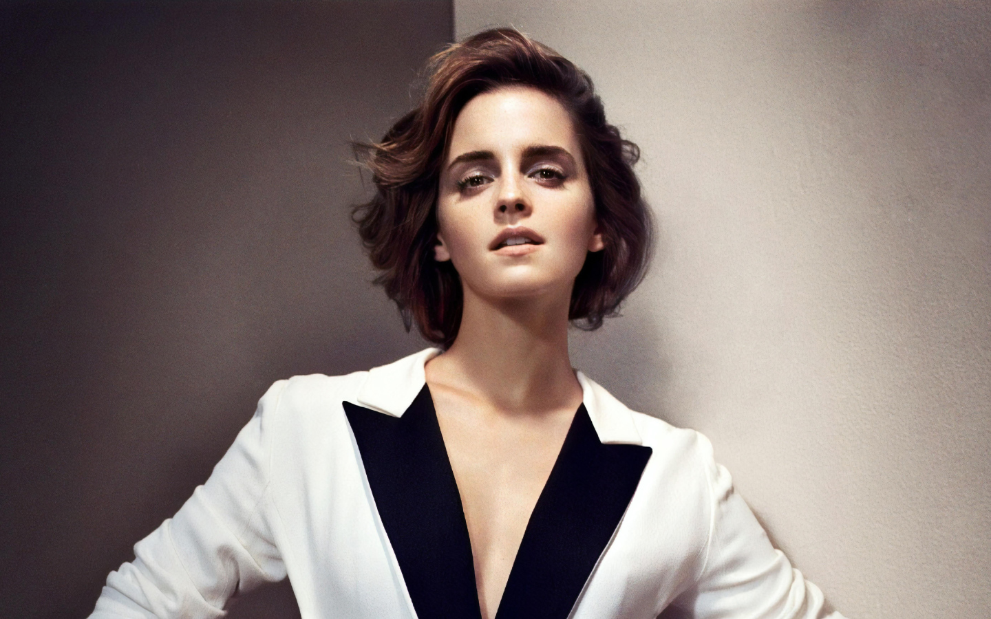 Популярная актриса Эмма Уотсон в пиджаке