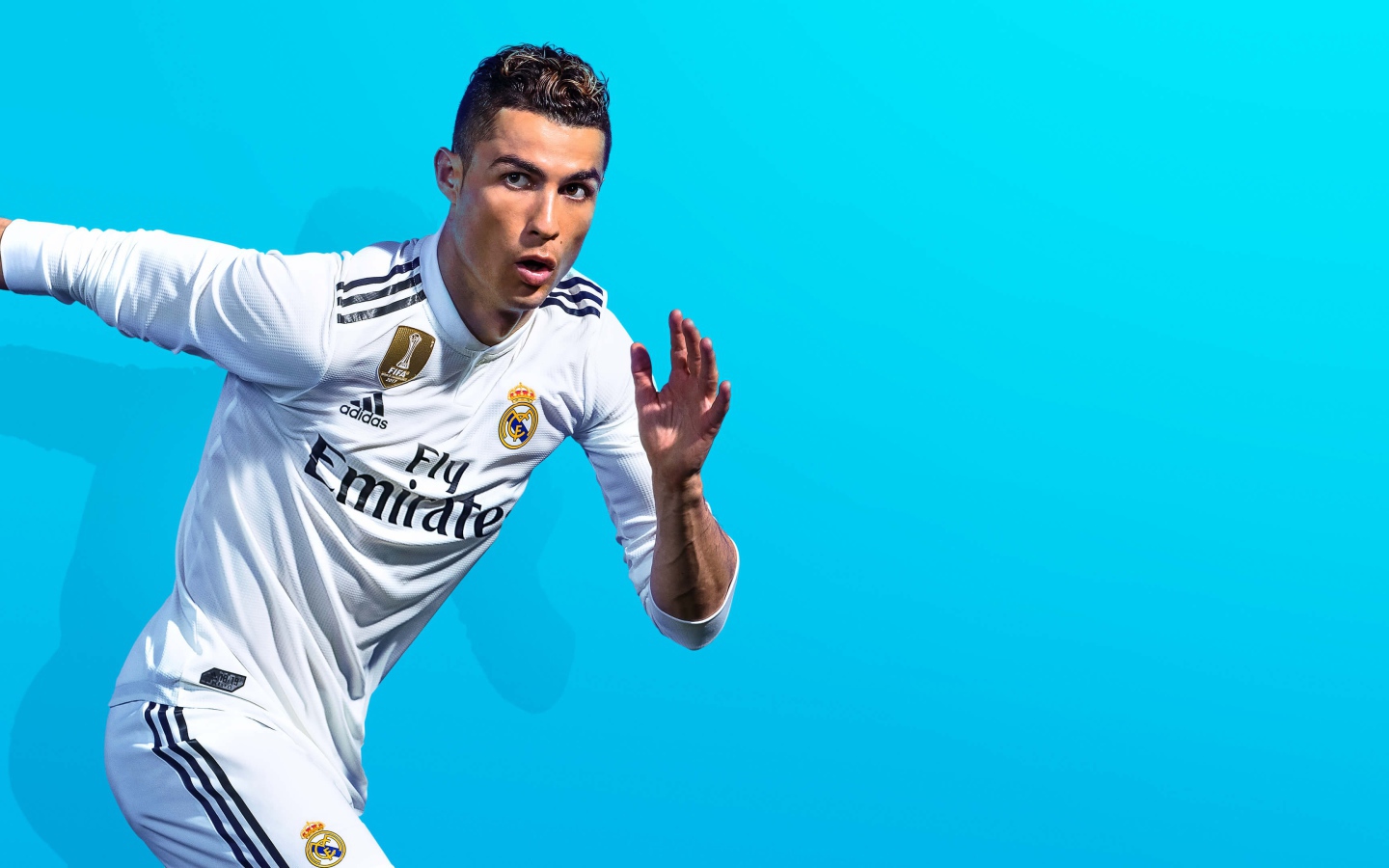 Португальский футболист Криштиану Роналду фото на голубом фоне