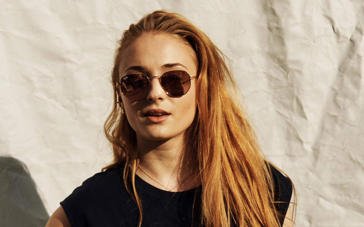 Рыжеволосая актриса Софи Тёрнер в солнечных очках