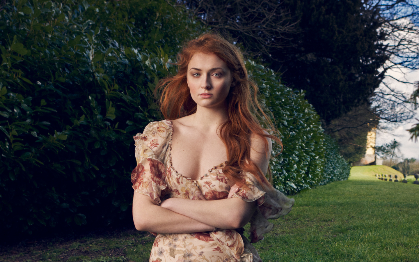 Рыжеволосая актриса Софи Тёрнер в парке