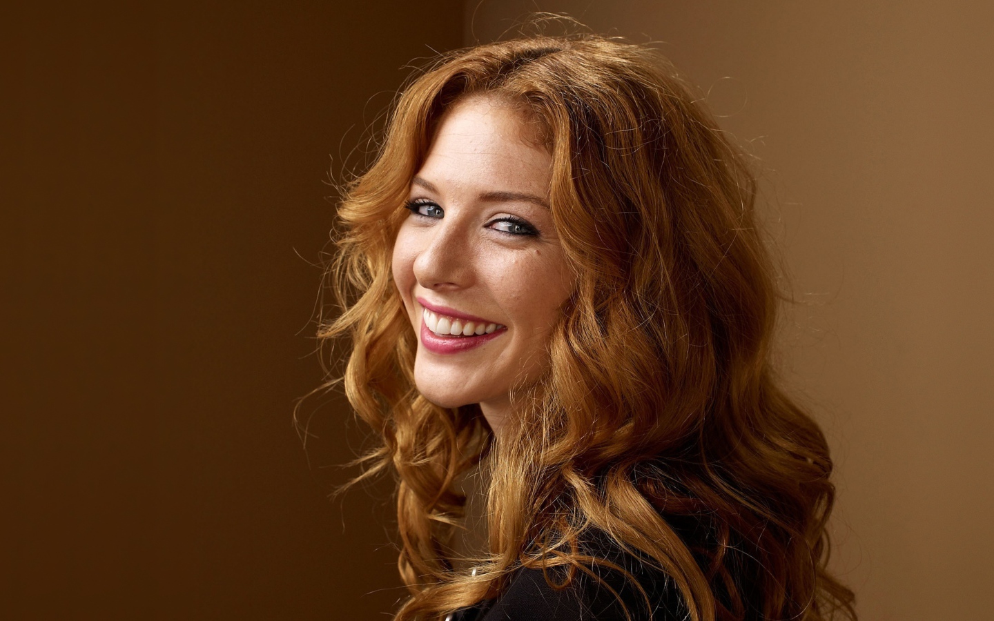 Улыбающаяся рыжеволосая девушка Рейчел Лефевр