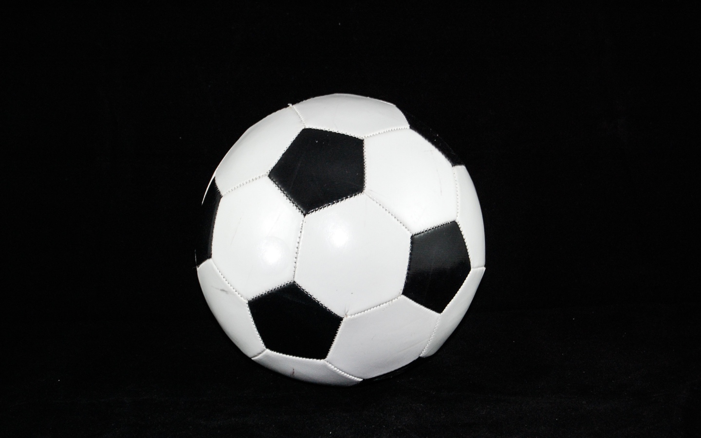 Футбольный мяч на черном фоне