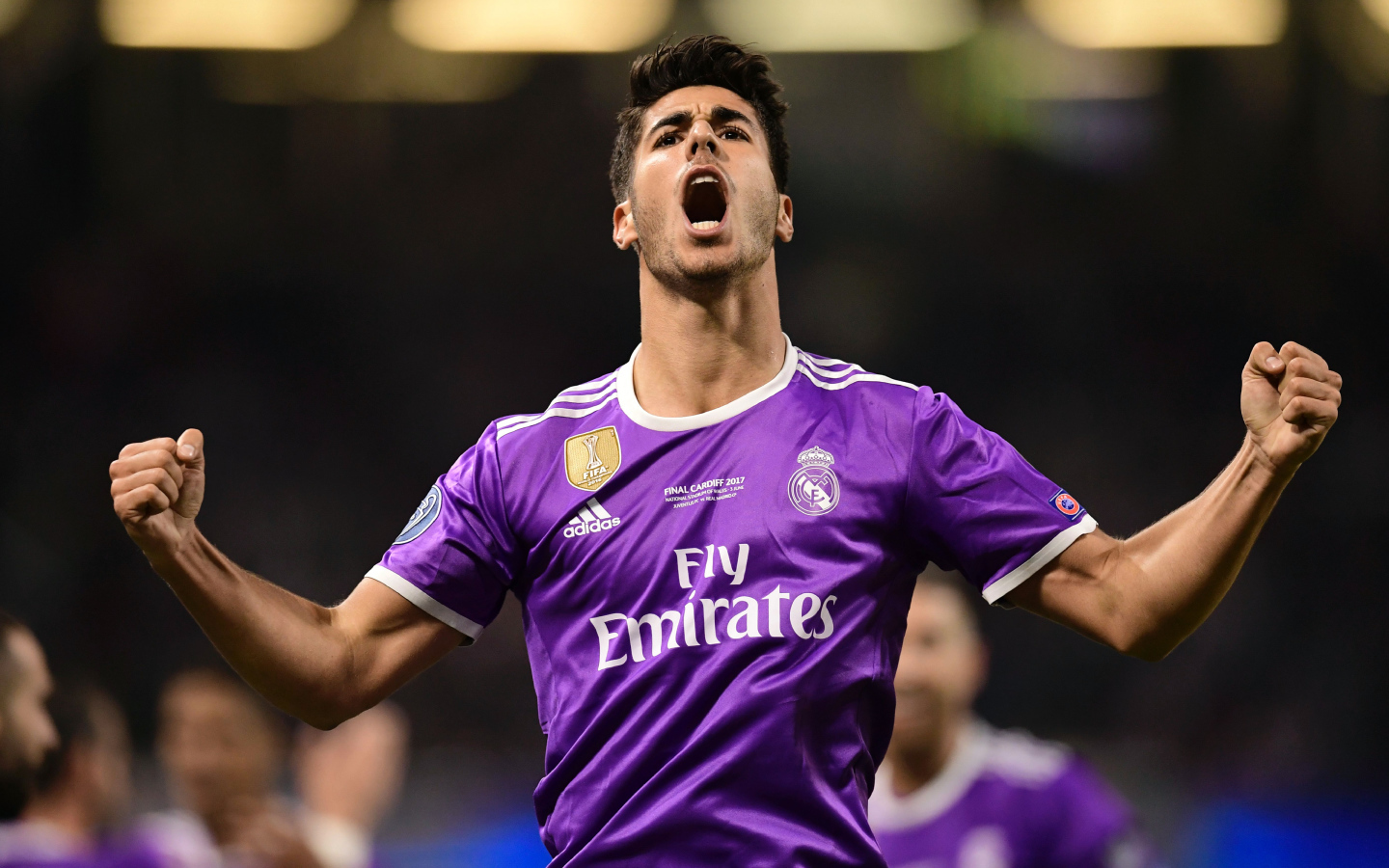 Испанский футболист Марко Асенсио кричит на поле