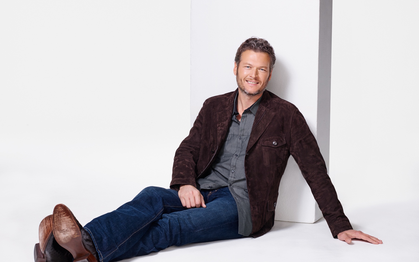 Стильный актер Блейк Шелтон на сером фоне