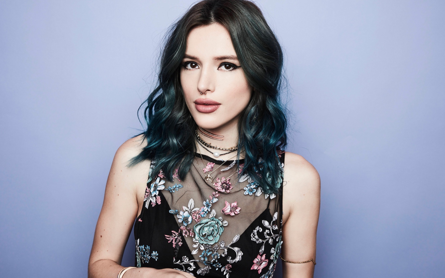 Молодая брюнетка,  актриса Белла Торн